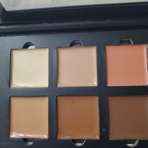 Anastasia Beverly Hills Contour Palette with Cream and Tan Shades